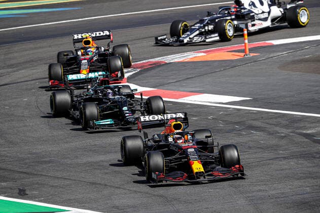 33 VERSTAPPEN Max (nld), Red Bull Racing Honda RB16B, action 44 HAMILTON Lewis (gbr), Mercedes AMG F1 GP W12 E Performance, action during the Formula 1 Gran Premio De La Ciudad De Mexico 2021, Mexico City Grand Prix, 18th round of the 2021 FIA Formula One World Championship, WM, Weltmeisterschaft from November 5 to 7, 2021 on the Autodromo Hermanos Rodriguez, in Mexico City, Mexico - F1 - MEXICO CITY GRAND PRIX 2021 - RACE DPPI Panoramic VERSTAPPEN_2
