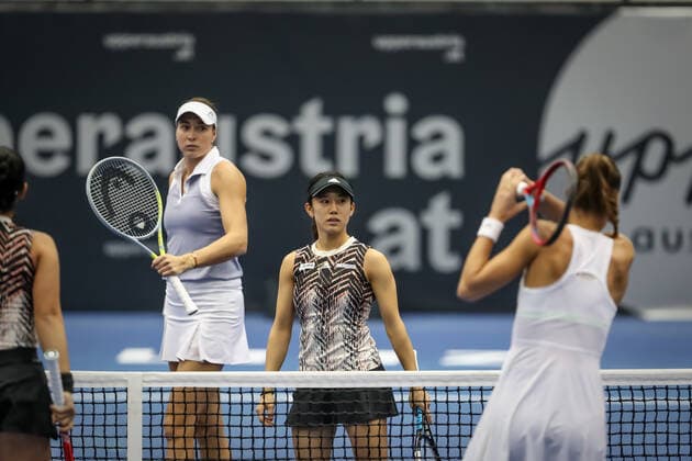 TENNIS - WTA, Tennis Damen Upper Austria Ladies Linz LINZ,AUSTRIA,07.NOV.21 - TENNIS - WTA Tour, Upper Austria Ladies Linz. Image shows Oskana Kalashnikova (GEO) and Miyu Kato (JPN).  GEPAxpictures xManfredxBinder