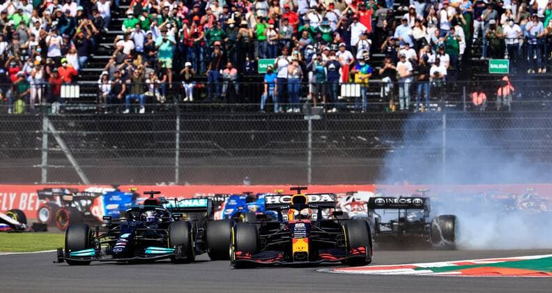 Sport Bilder des Tages British Lewis Hamilton (L) of Mercedes and Dutchman Max Verstappen of Red Bull compete today, in the Formula One Grand Prix of Mexico that takes place at the Hermanos Rodriguez racetrack, in Mexico City, Mexico, 07 November 2021. EFE David Guzman Gonzalez Formula One Grand Prix of Mexico !ACHTUNG: NUR REDAKTIONELLE NUTZUNG!  Copyright: xDavidxGuzmanxGonzalezx AMDEP2238 20211107-f4dc2ba3218ffaf6340a39a79ef14e539ccd6f67