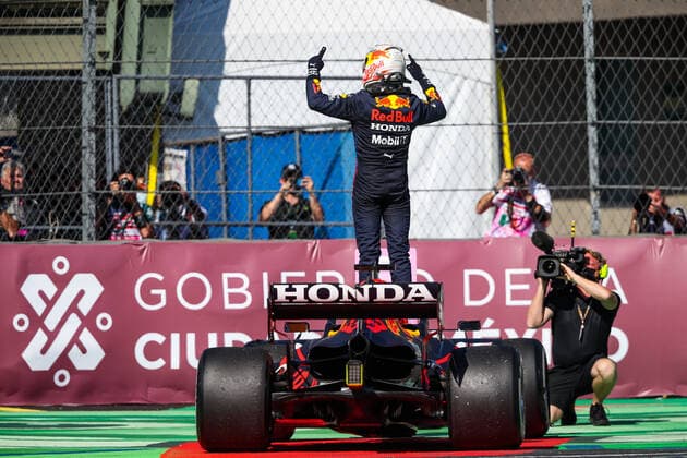 VERSTAPPEN Max (ned), Red Bull Racing Honda RB16B, portrait celebrating victory during the Formula 1 Gran Premio De La Ciudad De Mexico 2021, Mexico City Grand Prix, 18th round of the 2021 FIA Formula One World Championship, WM, Weltmeisterschaft from November 5 to 7, 2021 on the Autodromo Hermanos Rodriguez, in Mexico City, Mexico - F1 - MEXICO CITY GRAND PRIX 2021 - RACE DPPI Panoramic  20211107_GOODEN_FGO01629