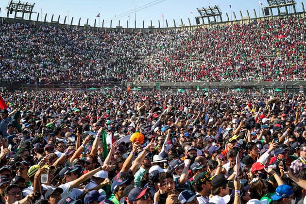 Fans in the grandstands and on the track during the Formula 1 Gran Premio De La Ciudad De Mexico 2021, Mexico City Grand Prix, 18th round of the 2021 FIA Formula One World Championship, WM, Weltmeisterschaft from November 5 to 7, 2021 on the Autodromo Hermanos Rodriguez, in Mexico City, Mexico - F1 - MEXICO CITY GRAND PRIX 2021 - RACE DPPI Panoramic  20211107_GOODEN_FG0D1610