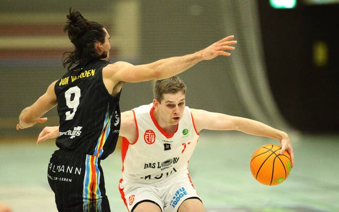 Basketball, 2021 2022 season, ProB BARMER 2 Basketball Bundesliga, main round, seventh matchday, ETV Hamburg SBB Baskets Wolmirstedt 79 115 Dominick von Waaden Wolmirstedt, l , Marcel Hoppe Wandsbek Hamburg