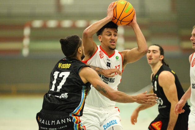 Basketball, 2021 2022 season, ProB BARMER 2 Basketball Bundesliga, main round, seventh matchday, ETV Hamburg SBB Baskets Wolmirstedt 79 115 Jeramie Woods Wolmirstedt, l , Mubarak Salami Wandsbek Hamburg.