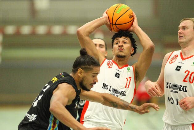 Basketball, 2021 2022 season, ProB BARMER 2 Basketball Bundesliga, main round, seventh matchday, ETV Hamburg SBB Baskets Wolmirstedt 79 115 Jeramie Woods Wolmirstedt, l , Mubarak Salami, Vladimir Migunov ETV, v l Wandsbek Hamburg.