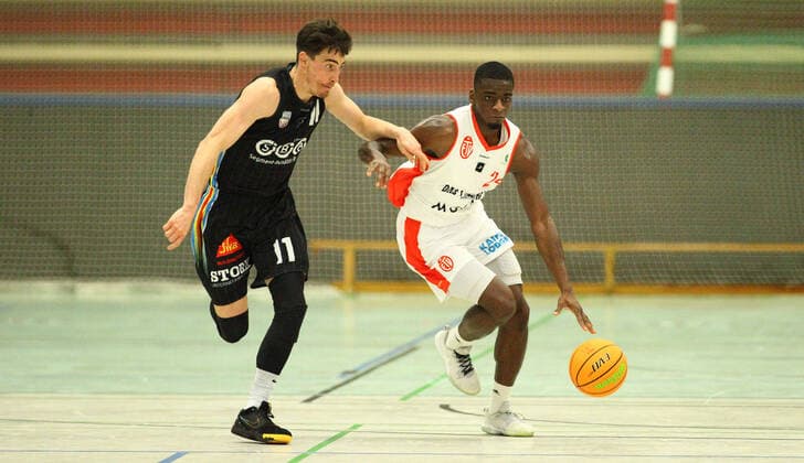 Basketball, 2021 2022 season, ProB BARMER 2 Basketball Bundesliga, main round, seventh matchday, ETV Hamburg SBB Baskets Wolmirstedt 79 115 Philipp Lieser Wolmirstedt, l , Karl Dia Wandsbek Hamburg.