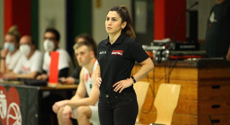 Basketball, season 2021 2022, ProB BARMER 2 Basketball Bundesliga, main round, seventh matchday, ETV Hamburg SBB Baskets Wolmirstedt 79 115 ETV coach Sükran Gencay Wandsbek Hamburg