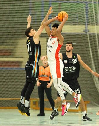 Basketball, 2021 2022 season, ProB BARMER 2 Basketball Bundesliga, main round, seventh matchday, ETV Hamburg SBB Baskets Wolmirstedt 79 115 Mauro Gerszke ETV, l , Philipp Lieser Wolmirstedt, l , Mubarak Salami Wandsbek Hamburg