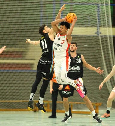 Basketball, 2021 2022 season, ProB BARMER 2 Basketball Bundesliga, main round, seventh matchday, ETV Hamburg SBB Baskets Wolmirstedt 79 115 Mauro Gerszke ETV, l , Philipp Lieser Wolmirstedt, l , Mubarak Salami Wandsbek Hamburg