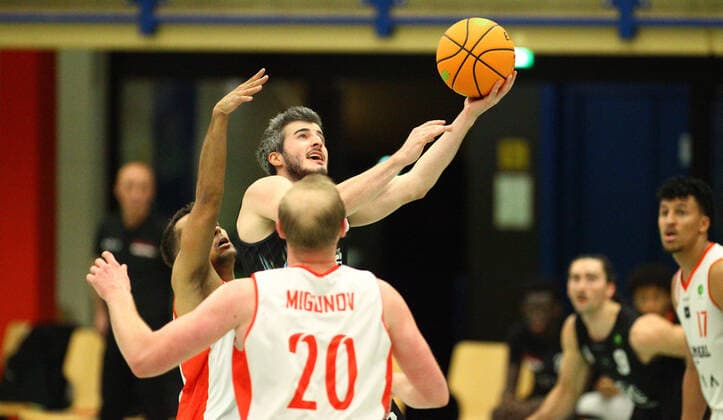 Basketball, 2021 2022 season, ProB BARMER 2 Basketball Bundesliga, main round, seventh matchday, ETV Hamburg SBB Baskets Wolmirstedt 79 115 Mauro Gerszke ETV, l , Martin Bogdanov Wolmirstedt, M , Vladimir Migunov Wandsbek Hamburg
