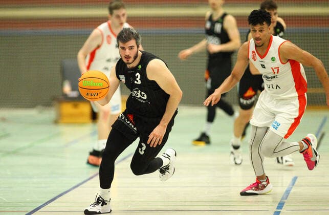 Basketball, 2021 2022 season, ProB BARMER 2 Basketball Bundesliga, main round, seventh matchday, ETV Hamburg SBB Baskets Wolmirstedt 79 115 Martin Bogdanov Wolmirstedt, l , Mubarak Salami Wandsbek Hamburg.