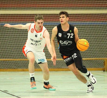 Basketball, season 2021 2022, ProB BARMER 2 Basketball Bundesliga, main round, seventh matchday, ETV Hamburg SBB Baskets Wolmirstedt 79 115 Marcel Hoppe ETV, l , Denis Zenelaj Wandsbek Hamburg