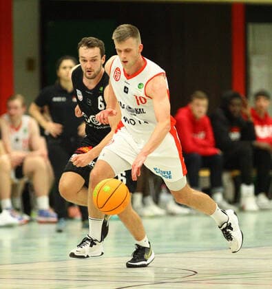 Basketball, season 2021 2022, ProB BARMER 2 Basketball Bundesliga, main round, seventh matchday, ETV Hamburg SBB Baskets Wolmirstedt 79 115 Fabian Paetsch ETV, r , Steffen Haufs Wandsbek Hamburg