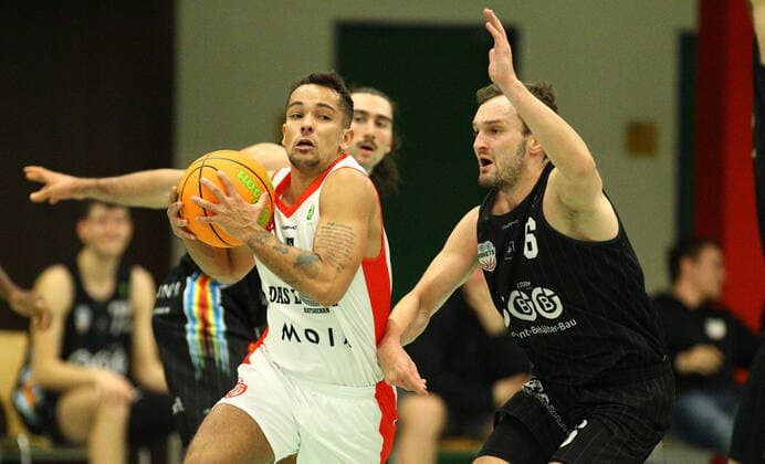 Basketball, 2021 2022 season, ProB BARMER 2 Basketball Bundesliga, main round, seventh matchday, ETV Hamburg SBB Baskets Wolmirstedt 79 115 Mauro Gerszke ETV, l , Steffen Haufs Wandsbek Hamburg