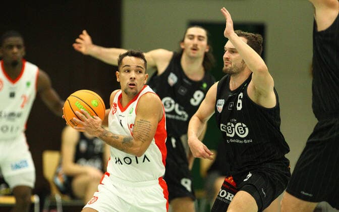 Basketball, 2021 2022 season, ProB BARMER 2 Basketball Bundesliga, main round, seventh matchday, ETV Hamburg SBB Baskets Wolmirstedt 79 115 Mauro Gerszke ETV, l , Steffen Haufs Wandsbek Hamburg