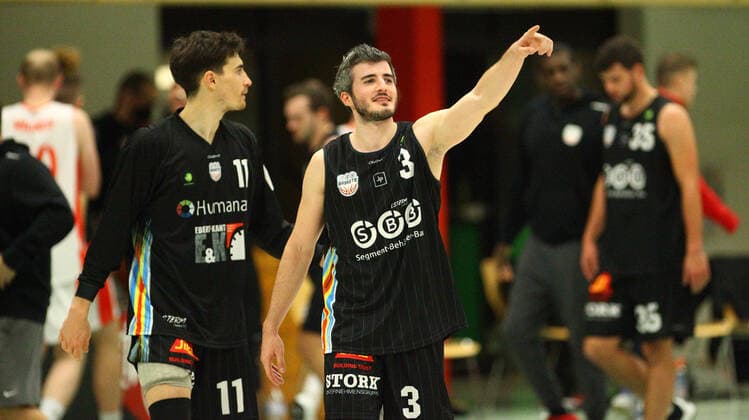Basketball, 2021 2022 season, ProB BARMER 2 Basketball Bundesliga, main round, seventh matchday, ETV Hamburg SBB Baskets Wolmirstedt 79 115 Philipp Lieser, Martin Bogdanov Wolmirstedt, v l , cheering after the end of the game Wandsbek Hamburg.