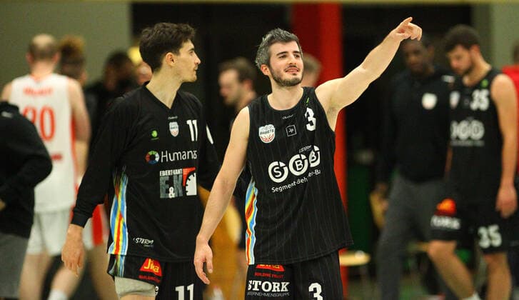 Basketball, 2021 2022 season, ProB BARMER 2 Basketball Bundesliga, main round, seventh matchday, ETV Hamburg SBB Baskets Wolmirstedt 79 115 Philipp Lieser, Martin Bogdanov Wolmirstedt, v l , cheering after the end of the game Wandsbek Hamburg.
