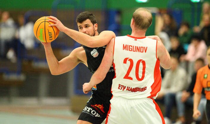 Basketball, Saison 2021 2022, ProB BARMER 2. Basketball Bundesliga, Hauptrunde, siebter Spieltag, ETV Hamburg - SBB Baskets Wolmirstedt (79:115). Marc Nagora (Wolmirstedt, l.), Vladimir Migunov. Wandsbek Hamburg