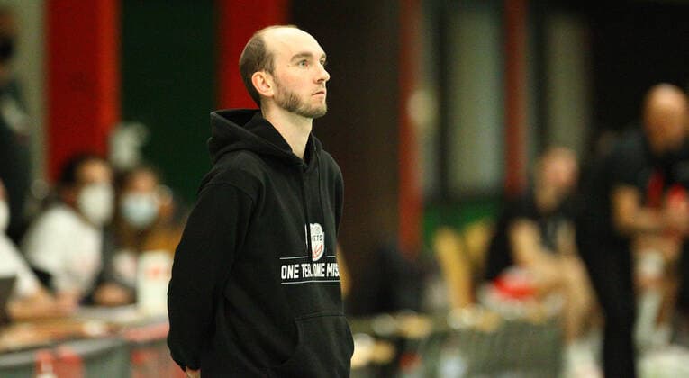 Basketball, Saison 2021 2022, ProB BARMER 2. Basketball Bundesliga, Hauptrunde, siebter Spieltag, ETV Hamburg - SBB Baskets Wolmirstedt (79:115). Wolmirstedt-Trainer Eiko Potthast. Wandsbek Hamburg