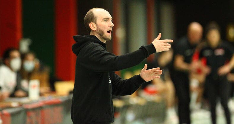 Basketball, Saison 2021 2022, ProB BARMER 2. Basketball Bundesliga, Hauptrunde, siebter Spieltag, ETV Hamburg - SBB Baskets Wolmirstedt (79:115). Wolmirstedt-Trainer Eiko Potthast. Wandsbek Hamburg
