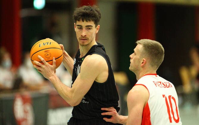 Basketball, Saison 2021 2022, ProB BARMER 2. Basketball Bundesliga, Hauptrunde, siebter Spieltag, ETV Hamburg - SBB Baskets Wolmirstedt (79:115). Philipp Lieser (Wolmirstedt, l.), Fabian Paetsch. Wandsbek Hamburg
