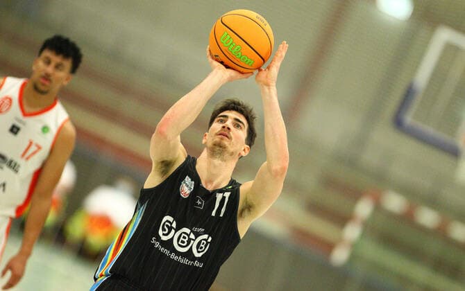 Basketball, Saison 2021 2022, ProB BARMER 2. Basketball Bundesliga, Hauptrunde, siebter Spieltag, ETV Hamburg - SBB Baskets Wolmirstedt (79:115). Philipp Lieser (Wolmirstedt). Wandsbek Hamburg