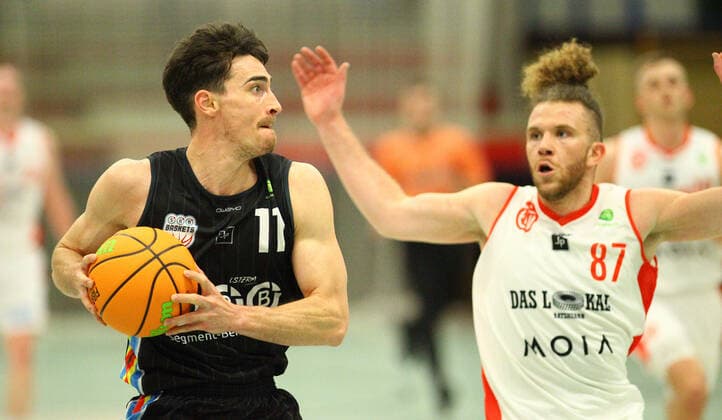 Basketball, Saison 2021 2022, ProB BARMER 2. Basketball Bundesliga, Hauptrunde, siebter Spieltag, ETV Hamburg - SBB Baskets Wolmirstedt (79:115). Philipp Lieser (Wolmirstedt), Robin Ewert (ETV, r.). Wandsbek Hamburg