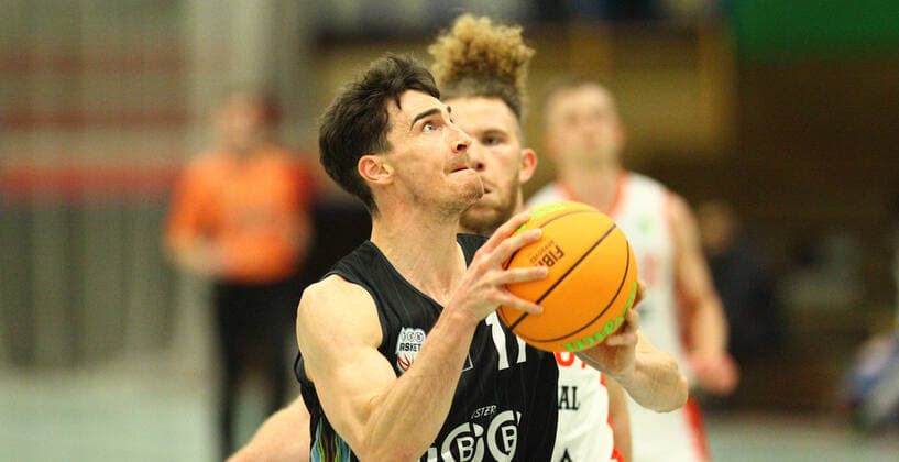 Basketball, Saison 2021 2022, ProB BARMER 2. Basketball Bundesliga, Hauptrunde, siebter Spieltag, ETV Hamburg - SBB Baskets Wolmirstedt (79:115). Philipp Lieser (Wolmirstedt). Wandsbek Hamburg