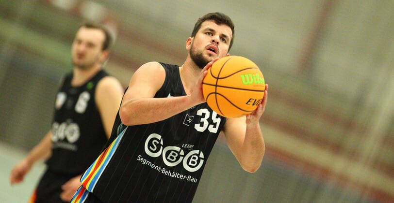 Basketball, Saison 2021 2022, ProB BARMER 2. Basketball Bundesliga, Hauptrunde, siebter Spieltag, ETV Hamburg - SBB Baskets Wolmirstedt (79:115). Marc Nagora (Wolmirstedt). Wandsbek Hamburg