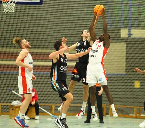 Basketball, Saison 2021 2022, ProB BARMER 2. Basketball Bundesliga, Hauptrunde, siebter Spieltag, ETV Hamburg - SBB Baskets Wolmirstedt (79:115). Robin Ewert (ETV, l.), Philipp Lieser (Wolmirstedt, 2.v.l.), Dominick von Waaden (Wolmirstedt, 3.v.l.), Karl Dia. Wandsbek Hamburg