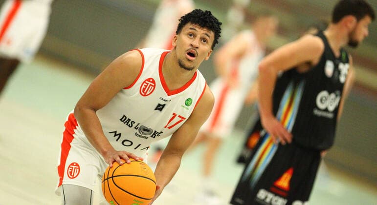 Basketball, Saison 2021 2022, ProB BARMER 2. Basketball Bundesliga, Hauptrunde, siebter Spieltag, ETV Hamburg - SBB Baskets Wolmirstedt (79:115). Mubarak Salami (ETV). Wandsbek Hamburg