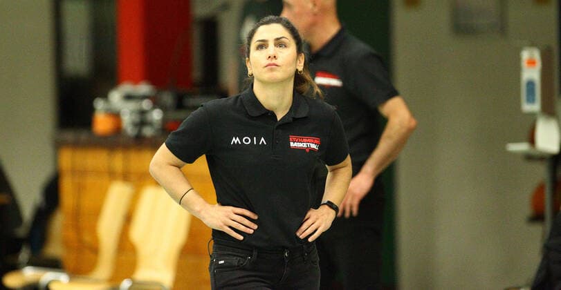 Basketball, Saison 2021 2022, ProB BARMER 2. Basketball Bundesliga, Hauptrunde, siebter Spieltag, ETV Hamburg - SBB Baskets Wolmirstedt (79:115). ETV-Trainerin Sükran Gencay. Wandsbek Hamburg