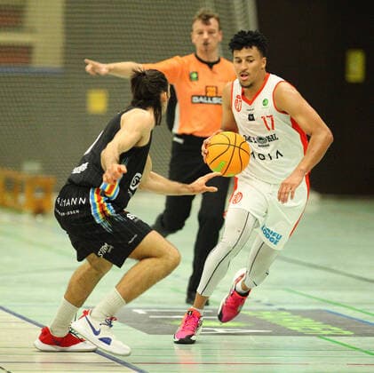 Basketball, Saison 2021 2022, ProB BARMER 2. Basketball Bundesliga, Hauptrunde, siebter Spieltag, ETV Hamburg - SBB Baskets Wolmirstedt (79:115). Dominick von Waaden (Wolmirstedt, l.), Mubarak Salami. Wandsbek Hamburg