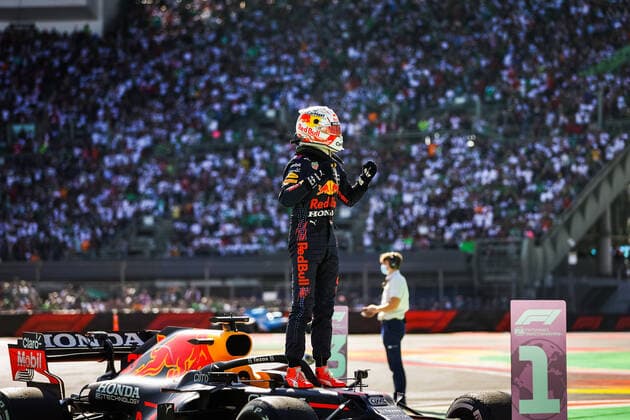 VERSTAPPEN Max (ned), Red Bull Racing Honda RB16B, portrait celebration during the Formula 1 Gran Premio De La Ciudad De Mexico 2021, Mexico City Grand Prix, 18th round of the 2021 FIA Formula One World Championship, WM, Weltmeisterschaft from November 5 to 7, 2021 on the Autodromo Hermanos Rodriguez, in Mexico City, Mexico - F1 - MEXICO CITY GRAND PRIX 2021 - RACE DPPI Panoramic  00121038_AV6_2503