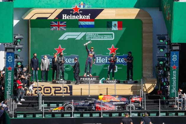 podium VERSTAPPEN Max (ned), Red Bull Racing Honda RB16B, HAMILTON Lewis (gbr), Mercedes AMG F1 GP W12 E Performance, PEREZ Sergio (mex), Red Bull Racing Honda RB16B, portrait during the Formula 1 Gran Premio De La Ciudad De Mexico 2021, Mexico City Grand Prix, 18th round of the 2021 FIA Formula One World Championship, WM, Weltmeisterschaft from November 5 to 7, 2021 on the Autodromo Hermanos Rodriguez, in Mexico City, Mexico - F1 - MEXICO CITY GRAND PRIX 2021 - RACE DPPI Panoramic 00121038__V2_5894