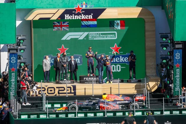 podium VERSTAPPEN Max (ned), Red Bull Racing Honda RB16B, HAMILTON Lewis (gbr), Mercedes AMG F1 GP W12 E Performance, PEREZ Sergio (mex), Red Bull Racing Honda RB16B, portrait during the Formula 1 Gran Premio De La Ciudad De Mexico 2021, Mexico City Grand Prix, 18th round of the 2021 FIA Formula One World Championship, WM, Weltmeisterschaft from November 5 to 7, 2021 on the Autodromo Hermanos Rodriguez, in Mexico City, Mexico - F1 - MEXICO CITY GRAND PRIX 2021 - RACE DPPI Panoramic 00121038__V2_5929