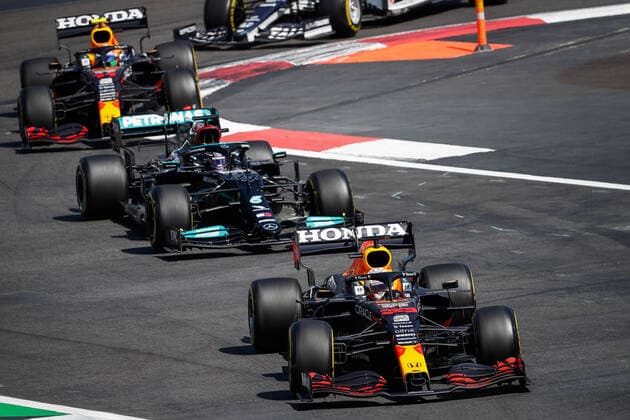 33 VERSTAPPEN Max (nld), Red Bull Racing Honda RB16B, 44 HAMILTON Lewis (gbr), Mercedes AMG F1 GP W12 E Performance, action during the Formula 1 Gran Premio De La Ciudad De Mexico 2021, Mexico City Grand Prix, 18th round of the 2021 FIA Formula One World Championship, WM, Weltmeisterschaft from November 5 to 7, 2021 on the Autodromo Hermanos Rodriguez, in Mexico City, Mexico - F1 - MEXICO CITY GRAND PRIX 2021 - RACE DPPI Panoramic 00121038__V2_4506