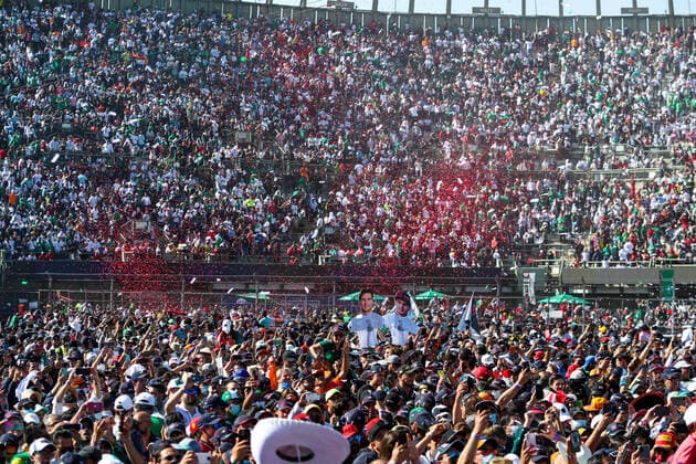 Fans in the grandstands and on the track during the Formula 1 Gran Premio De La Ciudad De Mexico 2021, Mexico City Grand Prix, 18th round of the 2021 FIA Formula One World Championship, WM, Weltmeisterschaft from November 5 to 7, 2021 on the Autodromo Hermanos Rodriguez, in Mexico City, Mexico - F1 - MEXICO CITY GRAND PRIX 2021 - RACE DPPI Panoramic  20211107_GOODEN_FG0D1588