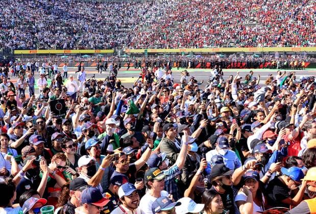 Fans celebrate today, in the Formula One Grand Prix of Mexico that takes place at the Hermanos Rodriguez racetrack, in Mexico City, Mexico, 07 November 2021. EFE Carlos Ramirez Formula One Grand Prix of Mexico !ACHTUNG: NUR REDAKTIONELLE NUTZUNG!  Copyright: xCarlosxRamirezx AMDEP2360 20211107-5b30b986fa1884b98f40ba7a94f473c788041272