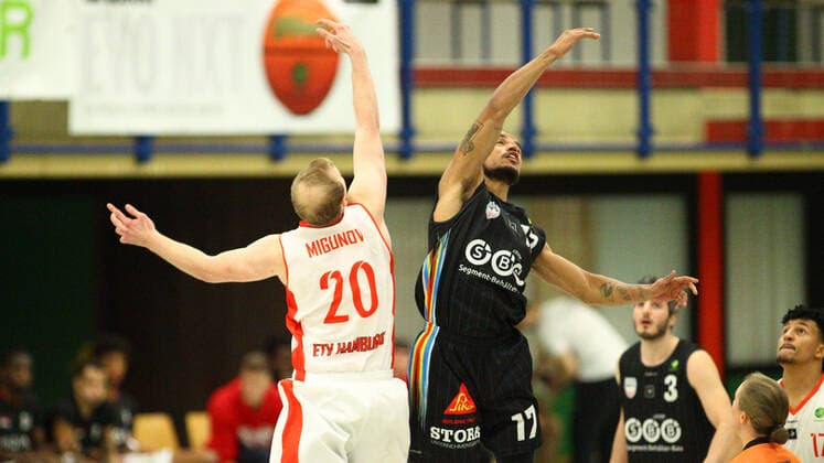 Basketball, 2021 2022 season, ProB BARMER 2 Basketball Bundesliga, main round, seventh matchday, ETV Hamburg SBB Baskets Wolmirstedt 79 115 Vladimir Migunov ETV,l , Jeramie Woods Wandsbek Hamburg
