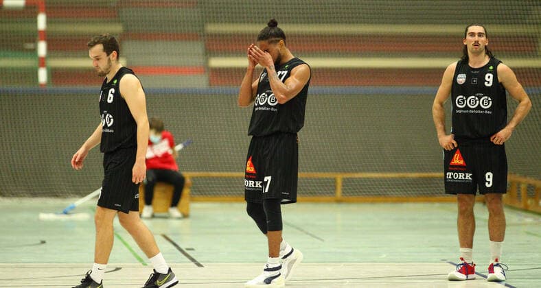 Basketball, 2021 2022 season, ProB BARMER 2 Basketball Bundesliga, main round, seventh matchday, ETV Hamburg SBB Baskets Wolmirstedt 79 115 Steffen Haufs , Jeramie Woods, Dominick von Waaden Wolmirstedt, v l , Frust Wandsbek Hamburg.
