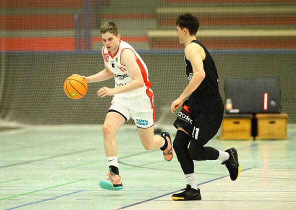 Basketball, season 2021 2022, ProB BARMER 2 Basketball Bundesliga, main round, seventh matchday, ETV Hamburg SBB Baskets Wolmirstedt 79 115 Marcel Hoppe ETV, l , Philipp Lieser Wandsbek Hamburg