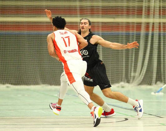 Basketball, season 2021 2022, ProB BARMER 2 Basketball Bundesliga, main round, seventh matchday, ETV Hamburg SBB Baskets Wolmirstedt 79 115 Mubarak Salami ETV, l , Dominick von Waaden Wandsbek Hamburg