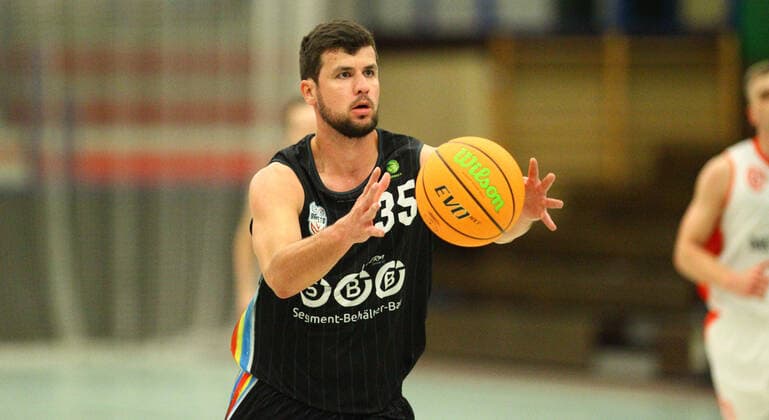 Basketball, season 2021 2022, ProB BARMER 2 Basketball Bundesliga, main round, seventh matchday, ETV Hamburg SBB Baskets Wolmirstedt 79 115 Marc Nagora Wolmirstedt Wandsbek Hamburg