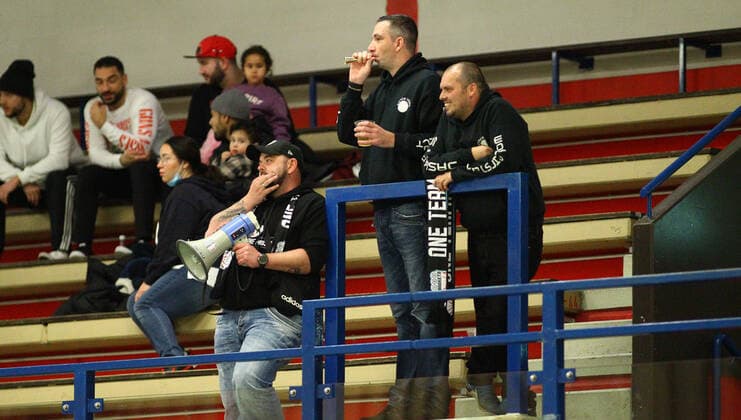 Basketball, 2021 2022 season, ProB BARMER 2 Basketball Bundesliga, main round, seventh matchday, ETV Hamburg SBB Baskets Wolmirstedt 79 115 Wolmirstedt fans in the stands of the Wandsbeker Sporthalle Wandsbek Hamburg.