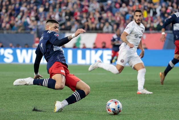 FOXBOROUGH, MA - NOVEMBER 07: New England Revolution forward Gustavo Bou (7) plays the ball during a match between the New England Revolution and Inter Miami CF on November 7, 2021, at Gillette Stadium in Foxborough, Massachusetts. (Photo by Fred Kfoury III Icon Sportswire) SOCCER: NOV 07 MLS, Fussball Herren, USA - Inter Miami CF at New England Revolution Icon482211107009