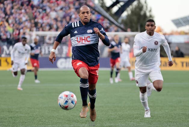 FOXBOROUGH, MA - NOVEMBER 07: New England Revolution midfielder Teal Bunbury (10) tracks the ball down during a match between the New England Revolution and Inter Miami CF on November 7, 2021, at Gillette Stadium in Foxborough, Massachusetts. (Photo by Fred Kfoury III Icon Sportswire) SOCCER: NOV 07 MLS, Fussball Herren, USA - Inter Miami CF at New England Revolution Icon482211107013