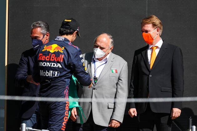 PEREZ Sergio (mex), Red Bull Racing Honda RB16B, portrait podium during the Formula 1 Gran Premio De La Ciudad De Mexico 2021, Mexico City Grand Prix, 18th round of the 2021 FIA Formula One World Championship, WM, Weltmeisterschaft from November 5 to 7, 2021 on the Autodromo Hermanos Rodriguez, in Mexico City, Mexico - F1 - MEXICO CITY GRAND PRIX 2021 - RACE DPPI Panoramic  20211107_GOODEN_FGO01685