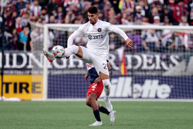 FOXBOROUGH, MA - NOVEMBER 07: Inter Miami forward Julian Carranza (21) controls the ball during a match between the New England Revolution and Inter Miami CF on November 7, 2021, at Gillette Stadium in Foxborough, Massachusetts. (Photo by Fred Kfoury III Icon Sportswire) SOCCER: NOV 07 MLS, Fussball Herren, USA - Inter Miami CF at New England Revolution Icon482211107019