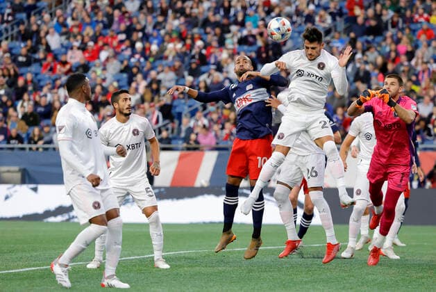 FOXBOROUGH, MA - NOVEMBER 07: Inter Miami forward Julian Carranza (21) beats New England Revolution midfielder Teal Bunbury (10) in the air during a match between the New England Revolution and Inter Miami CF on November 7, 2021, at Gillette Stadium in Foxborough, Massachusetts. (Photo by Fred Kfoury III Icon Sportswire) SOCCER: NOV 07 MLS, Fussball Herren, USA - Inter Miami CF at New England Revolution Icon482211107021