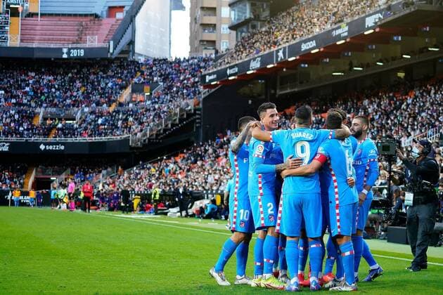 Mandatory Credit: Photo by PRESSINPHOTO Shutterstock (12593245b) Antoine Griezmann of Atletico de Madrid celebrates with his teammates after scoring the 1-2 during the La Liga match between Valencia CF v Atletico de Madrid played at Mestalla Stadium on November 7, 2021 in Valencia, Spain. (Photo by PRESSINPHOTO) ESP: Valencia CF-Atletico de Madrid La Liga Santander. EDITORIAL USE ONLY No use with unauthorised audio, video, data, fixture lists (outside the EU), club league logos or live services. Online in-match use limited to 45 images (+15 in extra time). No use to emulate moving images. No use in betting, games or single club league player publications services. ESP: Valencia CF-Atletico de Madrid La Liga Santander. EDITORIAL USE ONLY No use with unauthorised audio, video, data, fixture lists (outside the EU), club league logos or live services. Online in-match use limited to 45 images (+15 in extra time). No use to emulate moving images. No use in betting, games or Copyright: xPRESSINPHOTO Shutterstockx 12593245b